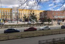 со стороны входа