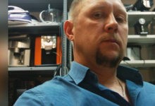 Мастер в антураже сервисного центра Мастер в антураже сервисного центра