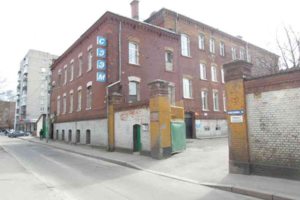 Мы  располагаемся в центре города, заезд с ул. Пролетарской (одн