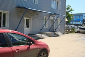 Вход через главное крыльцо.