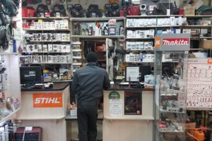 в ассортименте карбюраторы, катушки зажигания, свечки,