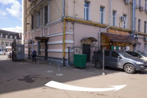 Вход во двор