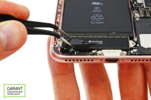 Отсоединяем динамики iPhone 7