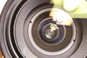 Пятна на группе линз от высохшей влаги.