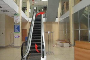 по эскалатору на 2 этаж