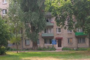 Вход с ул. Чернореченская. Удобная парковка.