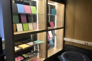 витрина с аксессуарами