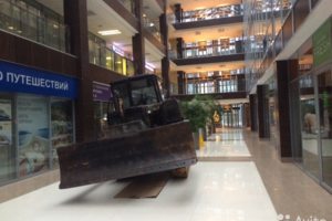 Наш сервисный центр находится на против гусеничного трактора