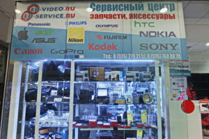 Витрина с аксессуарами в сервисном центре Ed-service.
