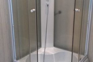 Установка душевых кабин