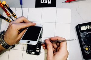 При замене дисплея или тачскрина, защитное стекло в подарок!