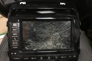 Ремонт штатного монитора Toyota Land Cruiser 200. Замена экрана