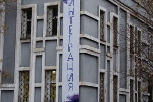 Слева от входа есть шикарная парковка