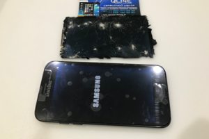 Неубиваемый Samsung, после того как по нему проехала машина.