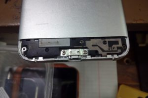 Корпус сломан, поэтому разъем крепится металлической пластиной