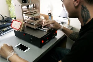 Отдельная замена разбитых стекол на iPhone и Samsung = экономия!