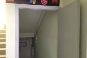 спускаемся в цокольный этаж