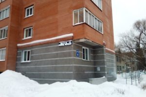 Вход с правого торца здания, под бегущей строкой.