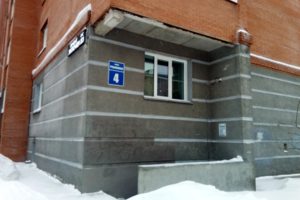 Адресная табличка на торце здания: улица Рубиновая, 4