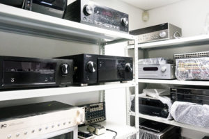 отдел по ресиверам/усилителям: стеллаж готовой аппаратуры