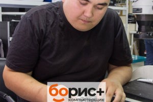 Мастер Андрей выполняет ремонт материнской платы