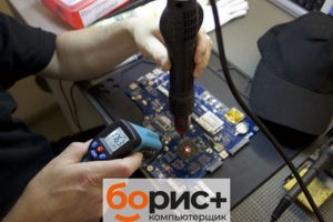 Масетр Алексей выполняет аппаратную диагностику