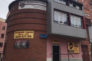 Вход с обратной стороны здания