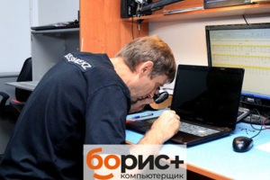 Мастер Александр выполняет диагностику ноутбука