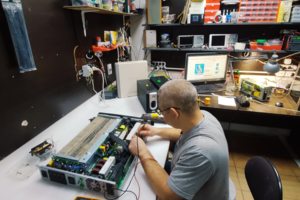 Наш мастер Вячслав, ремонт ИБП