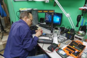 Мастер в сервисе делает диагностика