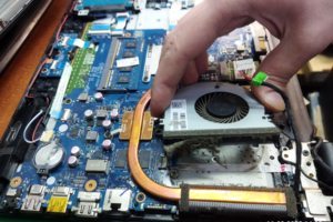 Чистка ноутбука от пыли.