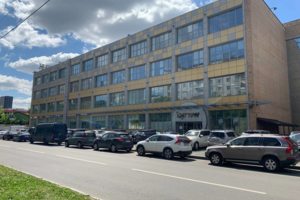 Центральный вход в ТЦ "Сатурн"