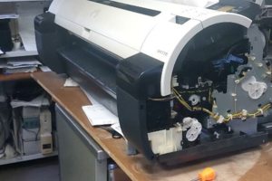 Процесс ремонта плоттера в условиях мастерской