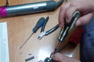 Замена вилки стайлера Dyson.