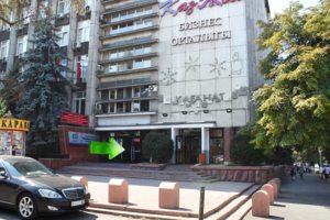 Вход в БЦ "КазЖол"