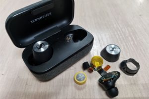 Меняем акб в беспроводных наушниках