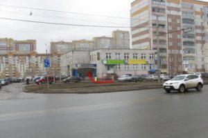 Стрелкой показан вход к нам в офис