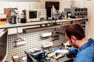 Инженер по ремонту ноутбуков в деле.